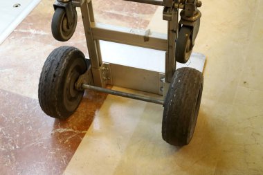 Kudüs 'te bir sokakta mal ve eşya taşımak için tramvaya bindi. 