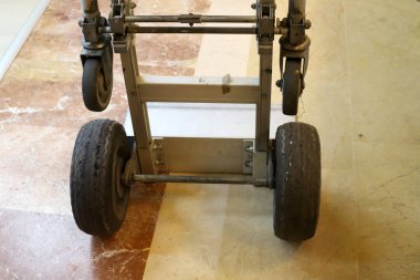 Kudüs 'te bir sokakta mal ve eşya taşımak için tramvaya bindi. 