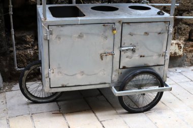 Kudüs 'te bir sokakta mal ve eşya taşımak için tramvaya bindi. 