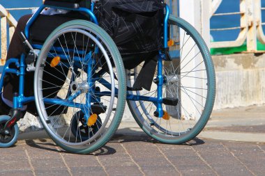 Kudüs 'te bir sokakta mal ve eşya taşımak için tramvaya bindi. 