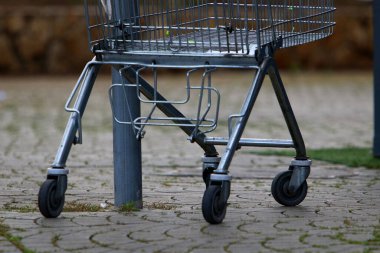 Kudüs 'te bir sokakta mal ve eşya taşımak için tramvaya bindi. 