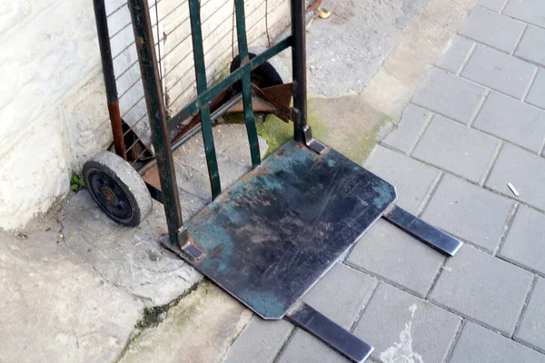 Carretilla Ruedas Para Transporte Mercancías Mercancías Encuentra Una Calle Jerusalén — Foto de Stock