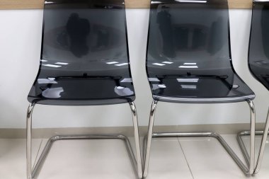 İsrail 'in kuzeyindeki Akdeniz kıyılarında bir kafede bir sandalye ve bir masa duruyor. şehir fotoğrafçılığı 