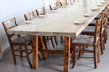 İsrail 'in kuzeyindeki Akdeniz kıyılarında bir kafede bir sandalye ve bir masa duruyor. şehir fotoğrafçılığı 