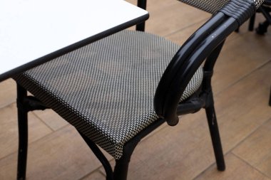 İsrail 'in kuzeyindeki Akdeniz kıyılarında bir kafede bir sandalye ve bir masa duruyor. şehir fotoğrafçılığı 