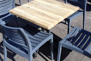 İsrail 'in kuzeyindeki Akdeniz kıyılarında bir kafede bir sandalye ve bir masa duruyor. şehir fotoğrafçılığı 