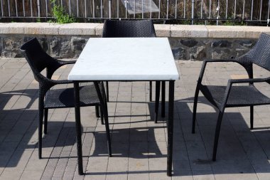 İsrail 'in kuzeyindeki Akdeniz kıyılarında bir kafede bir sandalye ve bir masa duruyor. şehir fotoğrafçılığı 
