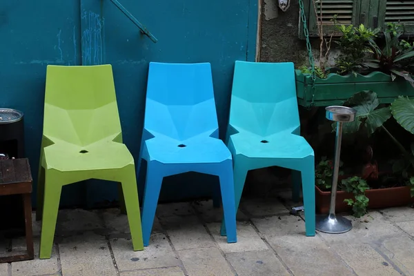 以色列北部地中海沿岸的一家咖啡馆里 有一张椅子和一张桌子 城市摄影 — 图库照片