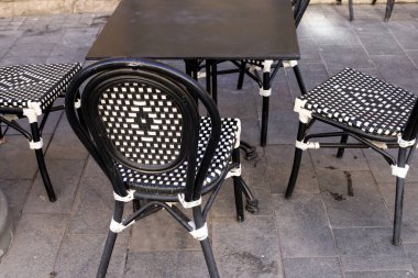 İsrail 'in kuzeyindeki Akdeniz kıyılarında bir kafede bir sandalye ve bir masa duruyor. şehir fotoğrafçılığı 