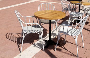 İsrail 'in kuzeyindeki Akdeniz kıyılarında bir kafede bir sandalye ve bir masa duruyor. şehir fotoğrafçılığı 