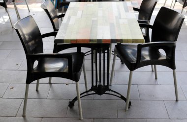 İsrail 'in kuzeyindeki Akdeniz kıyılarında bir kafede bir sandalye ve bir masa duruyor. şehir fotoğrafçılığı 