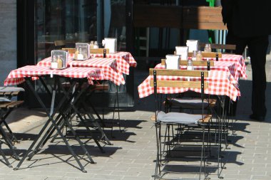 İsrail 'in kuzeyindeki Akdeniz kıyılarında bir kafede bir sandalye ve bir masa duruyor. şehir fotoğrafçılığı 