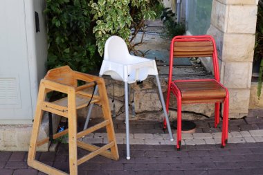 İsrail 'in kuzeyindeki Akdeniz kıyılarında bir kafede bir sandalye ve bir masa duruyor. şehir fotoğrafçılığı 