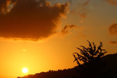 Coronavirus salgını sırasında İsrail 'in kuzeyindeki Akdeniz üzerinde rahatsız edici bir gün batımı. 