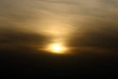 Coronavirus salgını sırasında İsrail 'in kuzeyindeki Akdeniz üzerinde rahatsız edici bir gün batımı. 