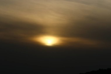 Coronavirus salgını sırasında İsrail 'in kuzeyindeki Akdeniz üzerinde rahatsız edici bir gün batımı. 