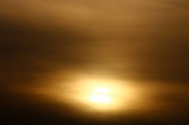 Coronavirus salgını sırasında İsrail 'in kuzeyindeki Akdeniz üzerinde rahatsız edici bir gün batımı. 