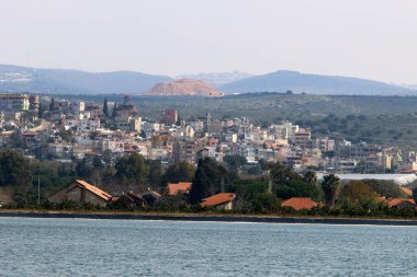 Kuzey İsrail 'in dağlarında bahar manzarası, yeşil dağ yamaçları ve çayırlar. 