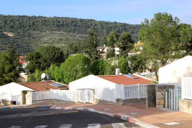 Kuzey İsrail 'in dağlarında bahar manzarası, yeşil dağ yamaçları ve çayırlar. 