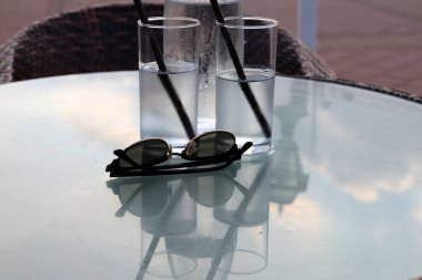 Kaynağından (doldurulmuş) testiler, 