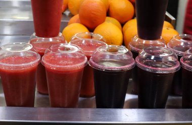 Kaynağından (doldurulmuş) testiler, 