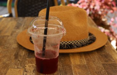 Kaynağından (doldurulmuş) testiler, 