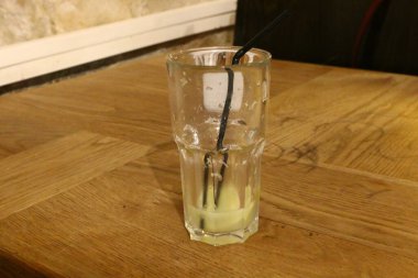 Kaynağından (doldurulmuş) testiler, 