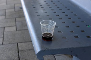 Kaynağından (doldurulmuş) testiler, 