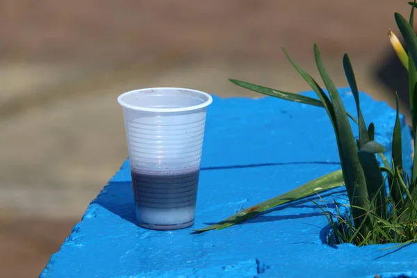 Wasser Und Andere Erfrischungsgetränke Werden Ein Glas Gegossen — Stockfoto