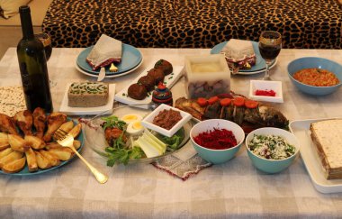 İsrail 'de bir restoranda bir masanın üzerinde atıştırmalıklar, salatalar ve sıcak yemekler var. 