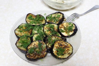 İsrail 'de bir restoranda bir masanın üzerinde atıştırmalıklar, salatalar ve sıcak yemekler var. 