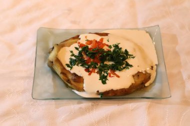 İsrail 'de bir restoranda bir masanın üzerinde atıştırmalıklar, salatalar ve sıcak yemekler var. 