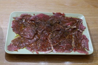 İsrail 'de bir restoranda bir masanın üzerinde atıştırmalıklar, salatalar ve sıcak yemekler var. 