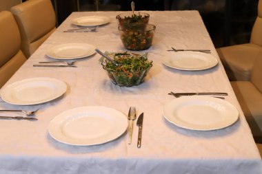 İsrail 'de bir restoranda bir masanın üzerinde atıştırmalıklar, salatalar ve sıcak yemekler var. 