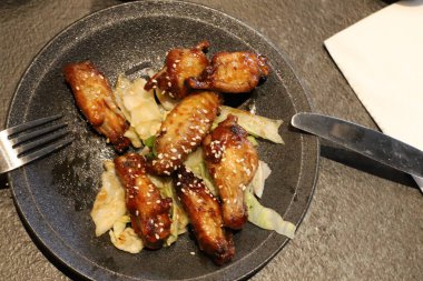 İsrail 'de bir restoranda bir masanın üzerinde atıştırmalıklar, salatalar ve sıcak yemekler var. 