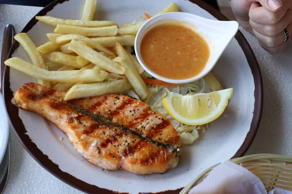 Uma Mesa Restaurante Israel São Lanches Festivos Saladas Pratos Quentes — Fotografia de Stock