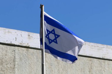 David 'in altı köşeli yıldızlı beyaz-mavi İsrail bayrağı. İsrail 'in Bağımsızlık Günü 