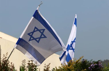 David 'in altı köşeli yıldızlı beyaz-mavi İsrail bayrağı. İsrail 'in Bağımsızlık Günü 