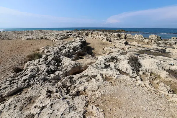 以色列北部地中海的岩石海岸线 夏天已经来到以色列 — 图库照片
