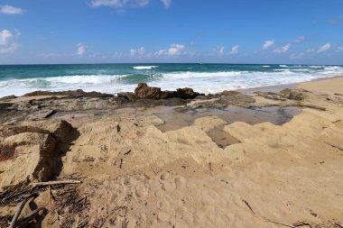 Kuzey İsrail 'deki Akdeniz' in kayalık kıyı şeridi. İsrail 'e yaz geldi. 