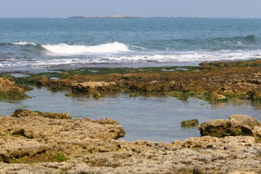 Kuzey İsrail 'deki Akdeniz' in kayalık kıyı şeridi. İsrail 'e yaz geldi. 