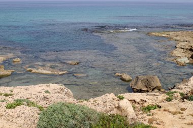 Kuzey İsrail 'deki Akdeniz' in kayalık kıyı şeridi. İsrail 'e yaz geldi. 