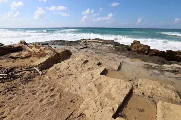 Kuzey İsrail 'deki Akdeniz' in kayalık kıyı şeridi. İsrail 'e yaz geldi. 