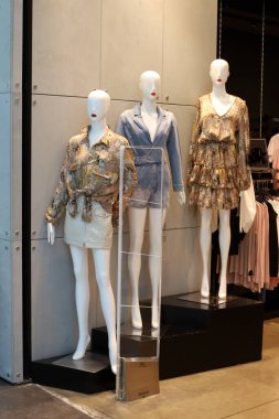 Manken İsrail 'de büyük bir mağazada duruyor. Giysi ve eşya reklamı 