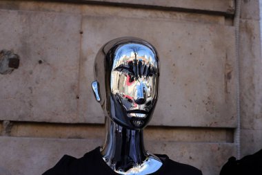 Manken İsrail 'de büyük bir mağazada duruyor. Giysi ve eşya reklamı 