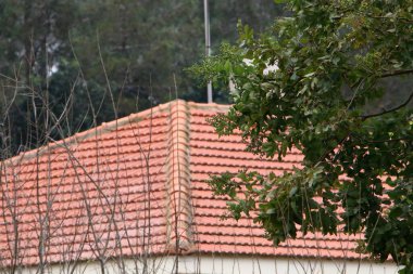 Kuzey İsrail 'deki bir evin çatısı yeni kırmızı kiremitlerle kaplı. 