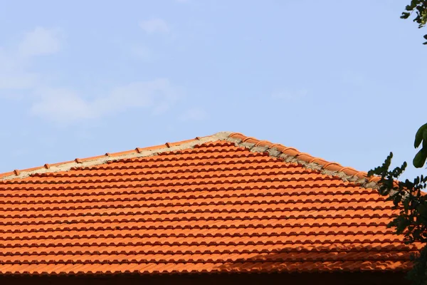 以色列北部一所房子的屋顶上铺着新的红瓦 — 图库照片