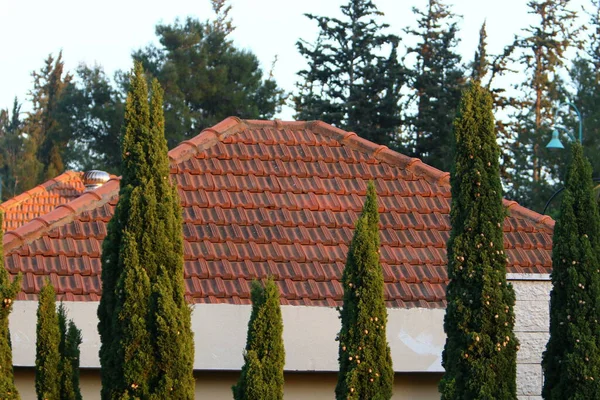 Telhado Uma Casa Norte Israel Coberto Com Novas Telhas Vermelhas — Fotografia de Stock