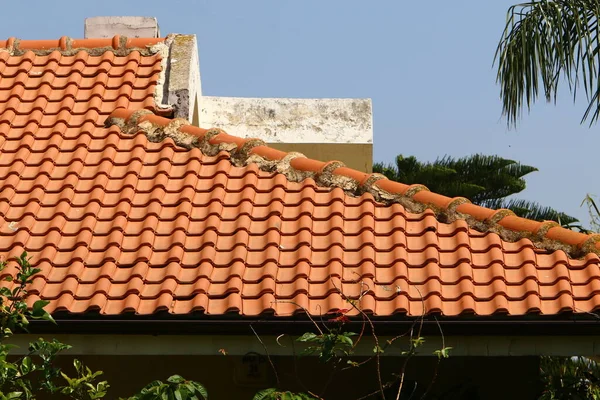 Telhado Uma Casa Norte Israel Coberto Com Novas Telhas Vermelhas — Fotografia de Stock