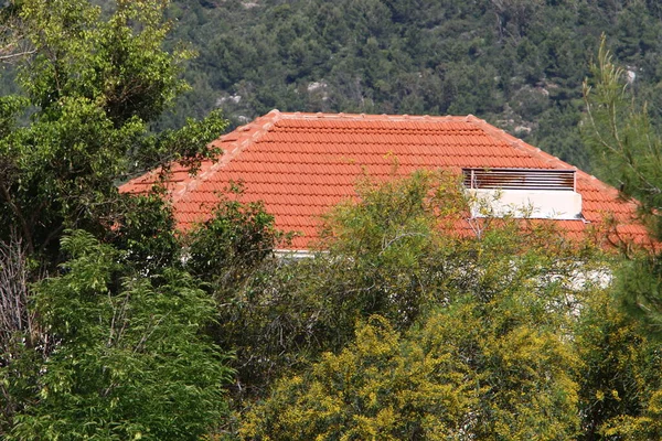 Techo Una Casa Norte Israel Está Cubierto Con Nuevas Baldosas —  Fotos de Stock